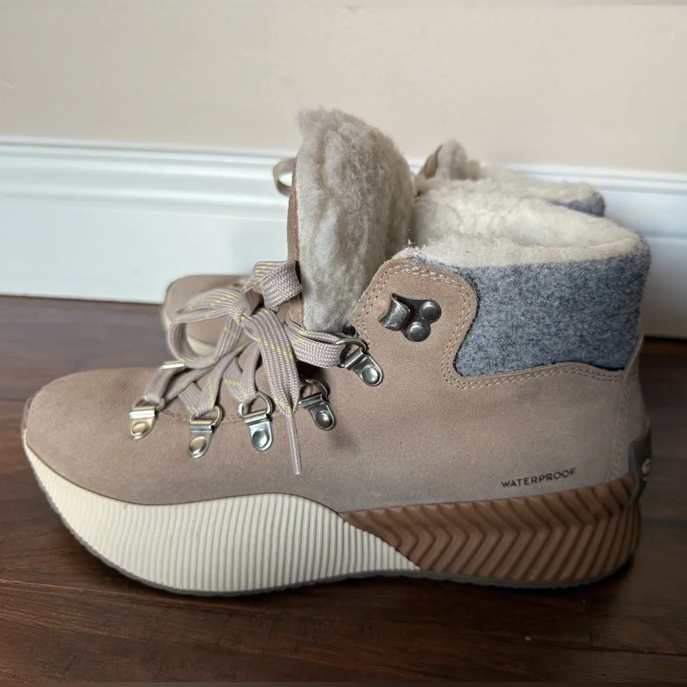 NWOT Sorel Out and About III Conquest Tan and White Fleece-Lined Boots-Size 8